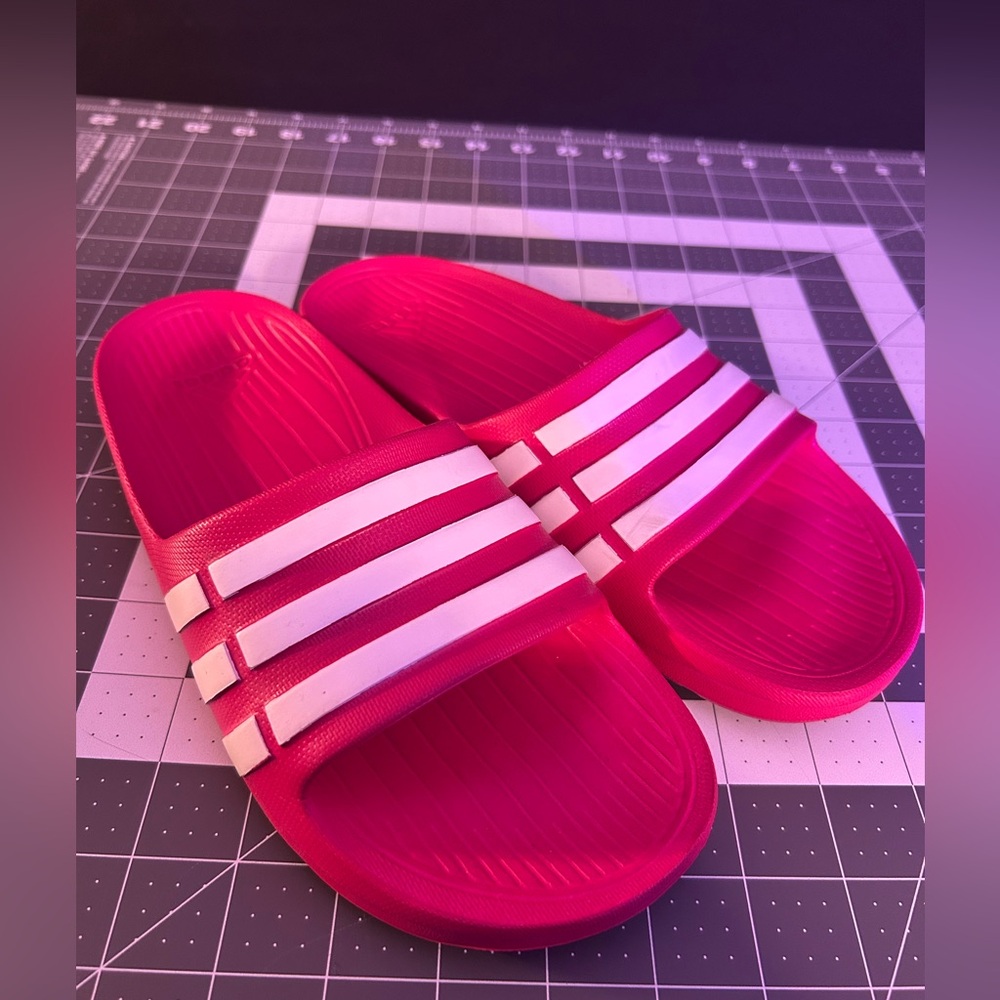 Addidas Unisex pink and white stripes slides flip flop sandals kids size K5